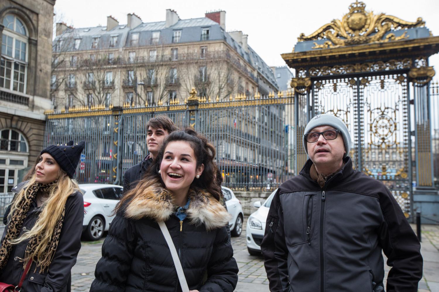 <a href='http://ktwo.healthydairyland.com'>博彩网址大全</a> French Professor Pascal Rollet leads students on a study tour in Paris.